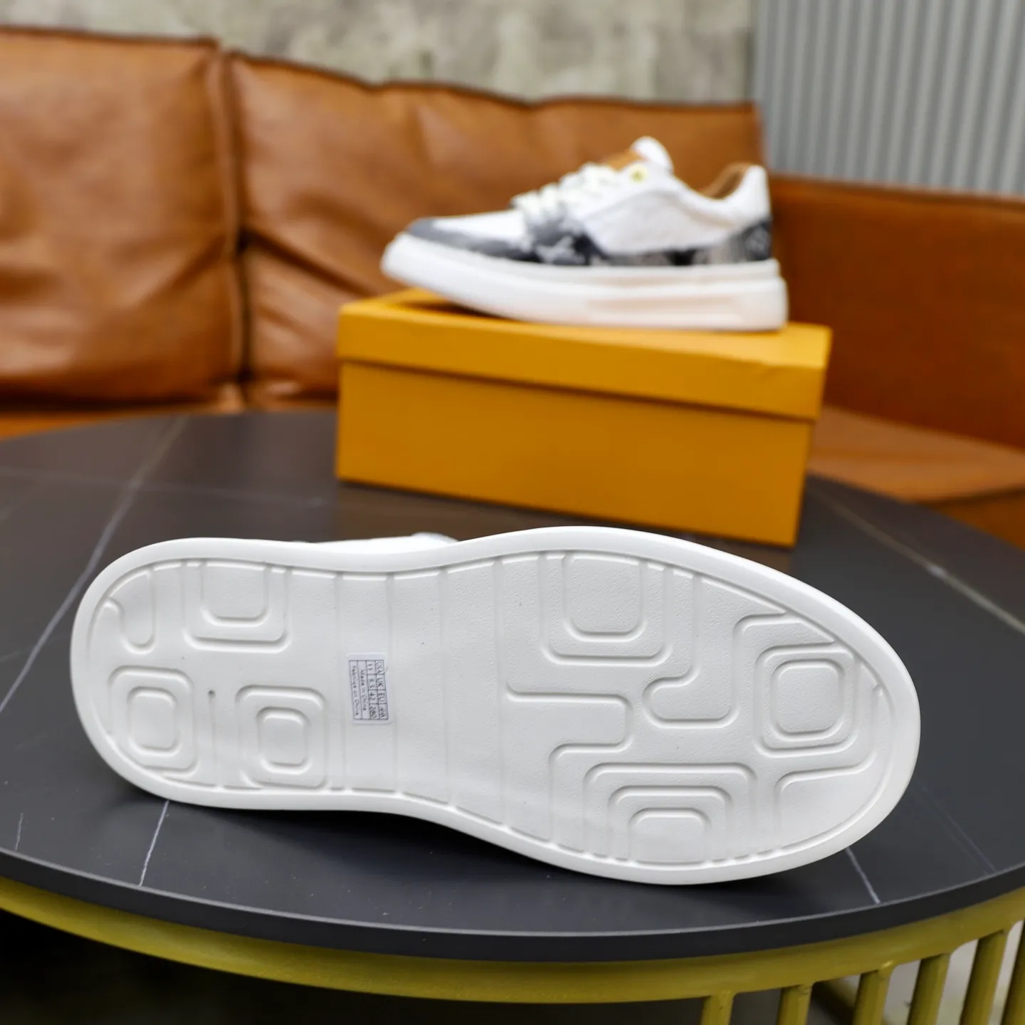 Ex-factory price: 480💰🙅‍♂️🙅‍♂️🙅‍♂️ Brand: LV Louis Vuitton Standard code: 38-44 (45 customized) Grade: Same as the official website Material: Original fabric Comfortable cowhide lining Increased lightness, wear-resistant and soft outsole Style category: Men's fashionable casual shoes Running sneakers Distinguished luxury brand elements Top luxury Color: actual picture color